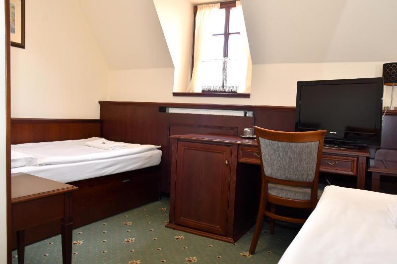 Small Twin Room image 3