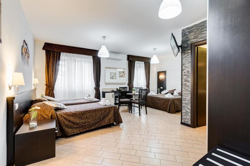 Deluxe Family Room image 3