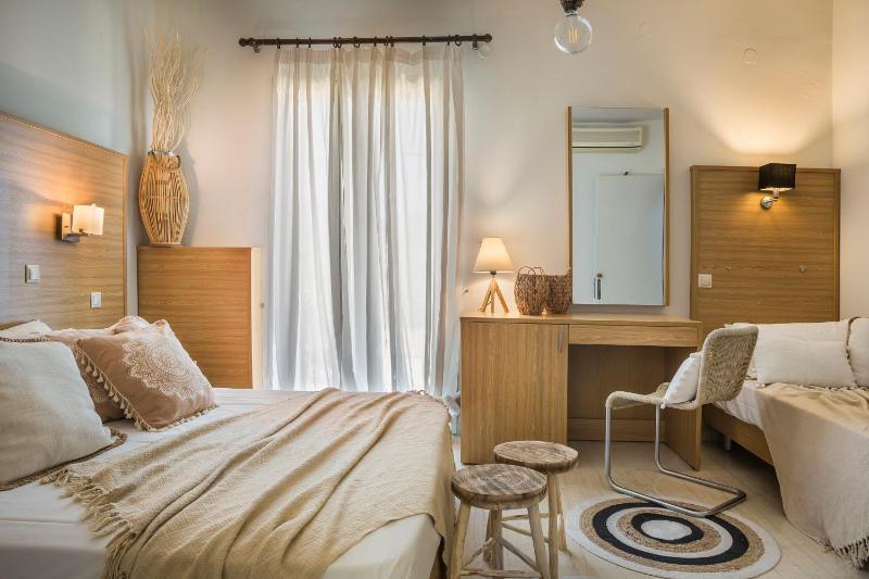 Triple Room with Sea View image 2