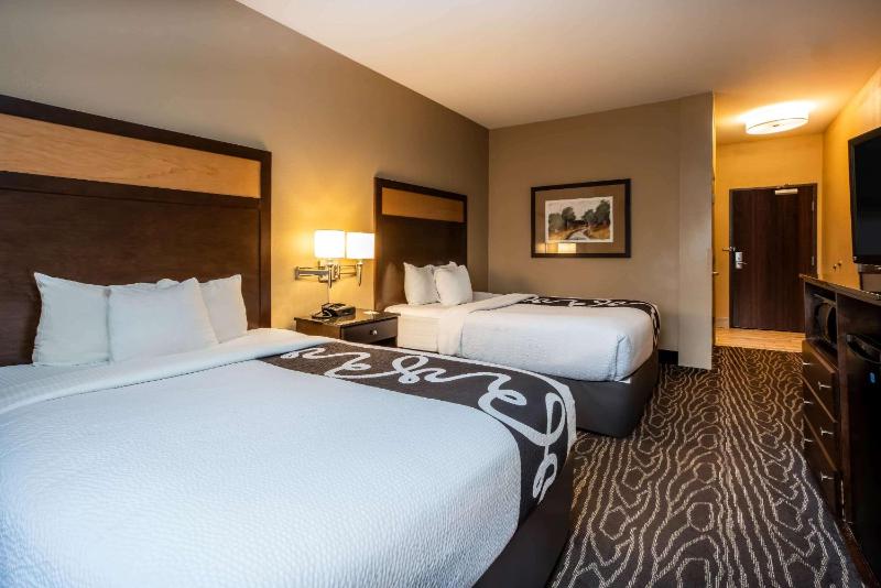Deluxe Queen Room with Two Queen Beds image 4