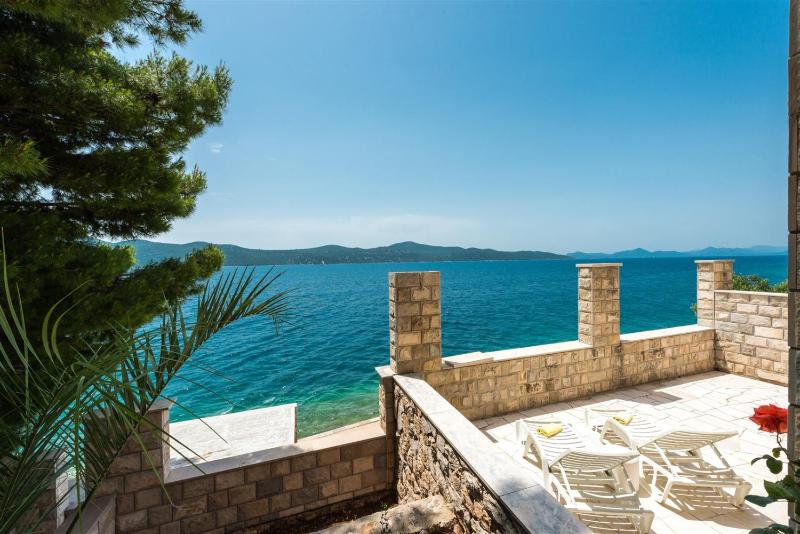 Deluxe One-Bedroom Apartment with Ocean View image 1