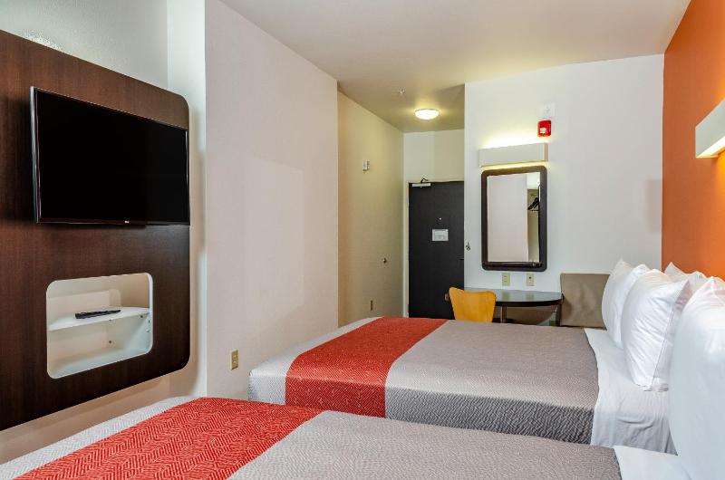 Deluxe Queen Room with Two Queen Beds - Non-Smoking image 4