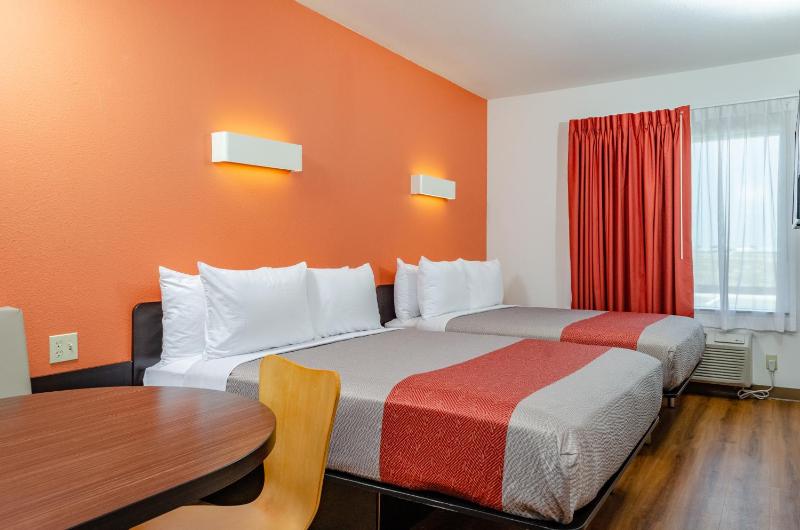 Deluxe Queen Room with Two Queen Beds - Non-Smoking image 3