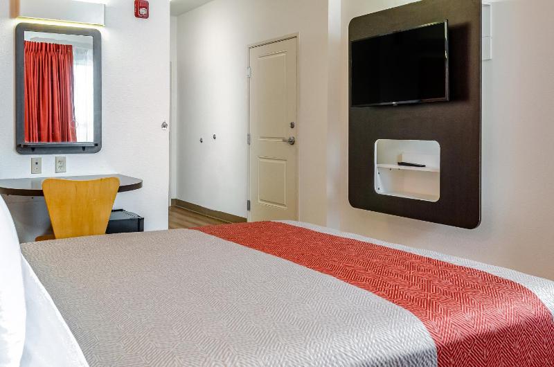 Queen Room - Disability Access - Non-Smoking image 2