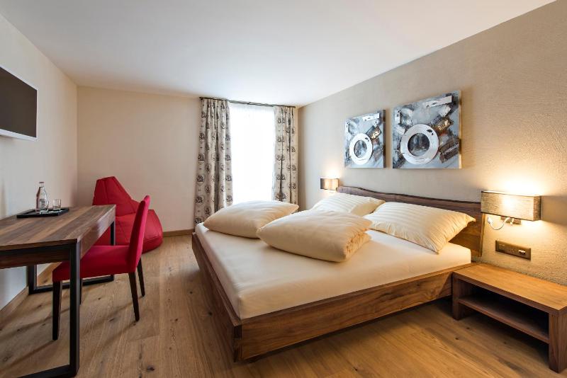 Standard Double Room image 4
