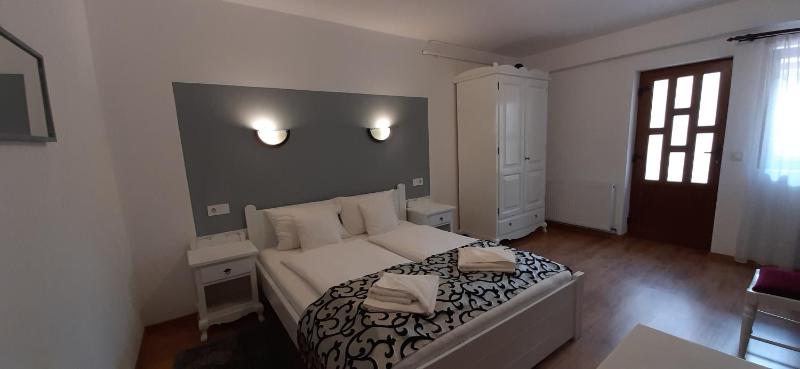Superior King Room image 3
