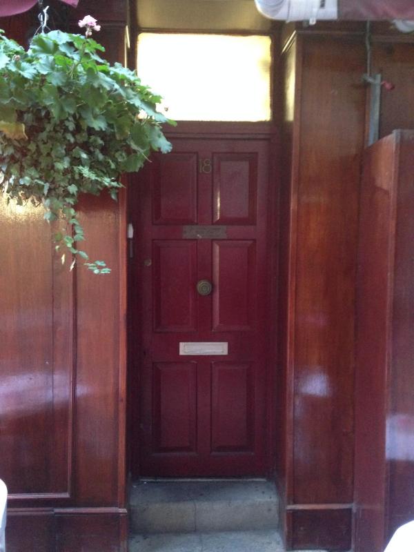 One-Bedroom Apartment image 4