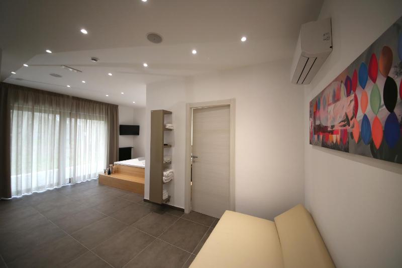 Junior Suite with Private Pool image 3