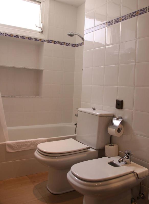Basic Double Room image 2