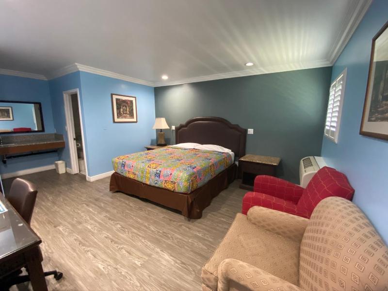 Superior King Room image 4