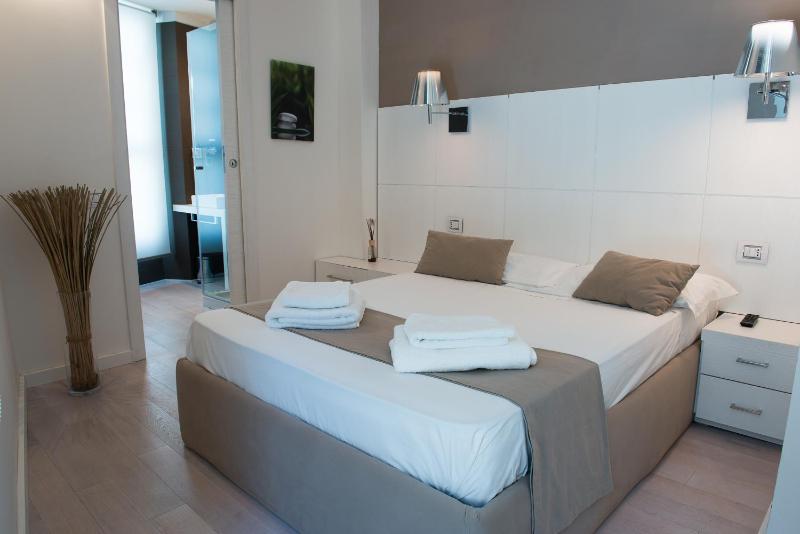 Standard Double Room image 4