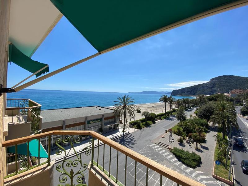 Triple Room with Balcony and Lateral Sea View image 4