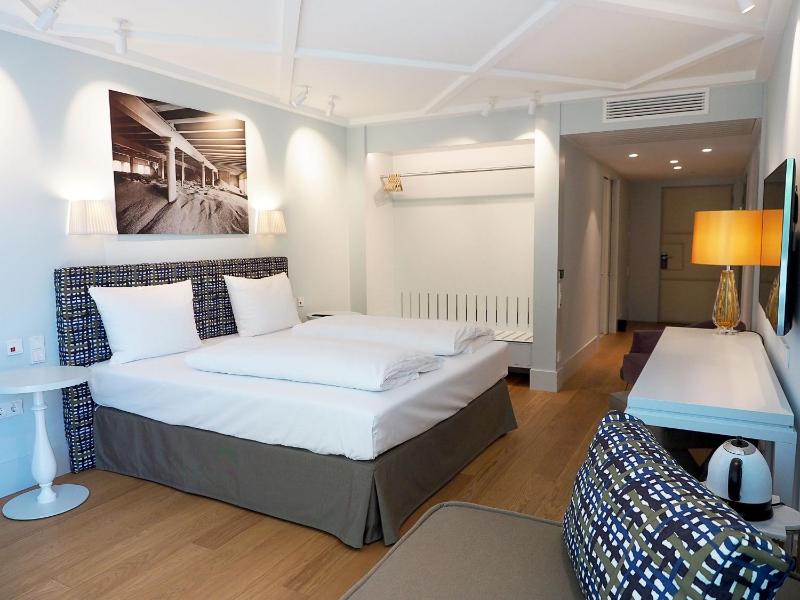 Barrier-free double room image 1