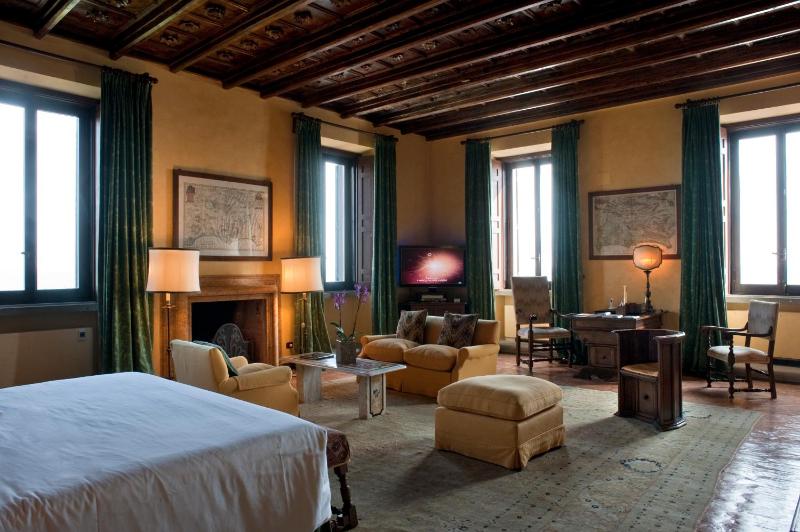 Deluxe Suite with Sea View image 3