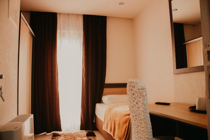 Single Room with Bathroom image 3
