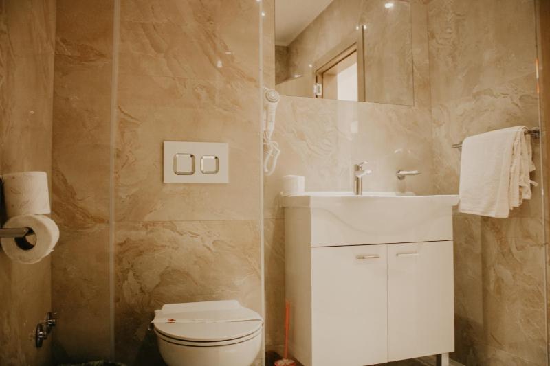 Single Room with Bathroom image 4