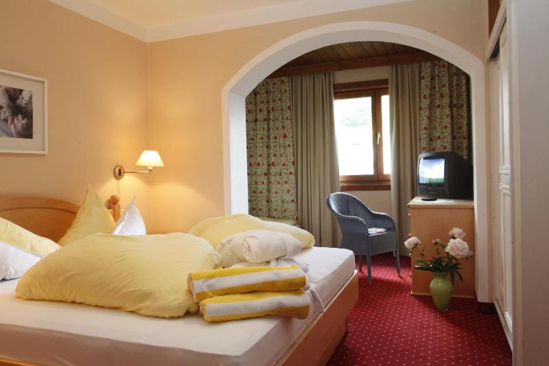 Large One-Bedroom Apartment image 4