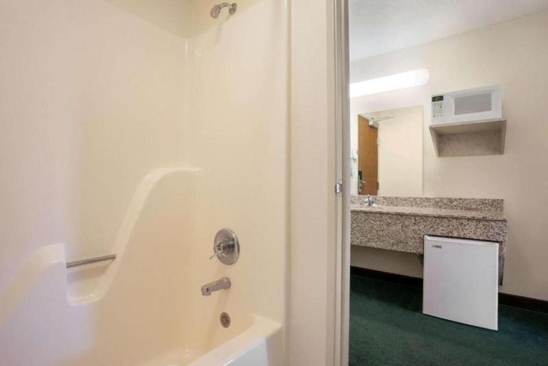 Double Room with Two Double Beds - Non-Smoking image 4