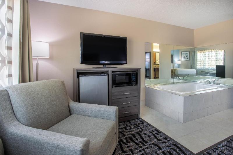 Deluxe King Studio Suite - Non-Smoking image 3