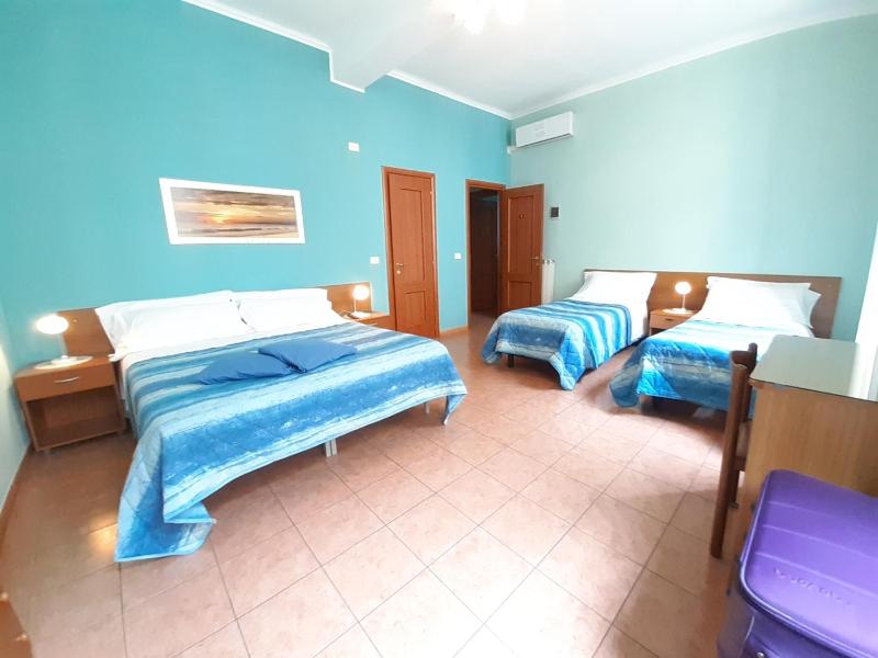 Large Family Room image 1