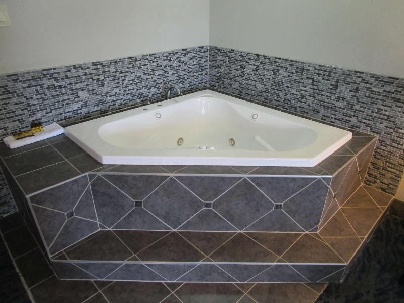 King Suite with Spa Bath - Non-Smoking image 3