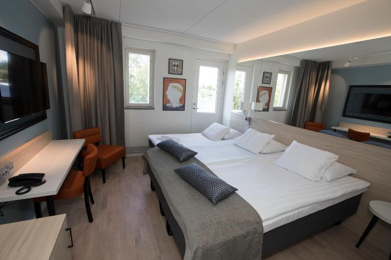 Standard Triple Room image 2