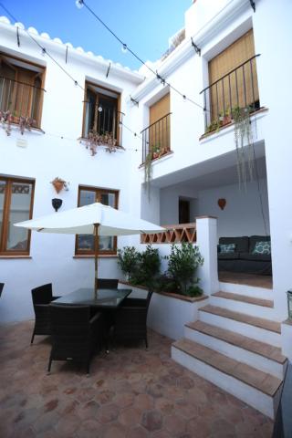 Seven-Bedroom House image 2
