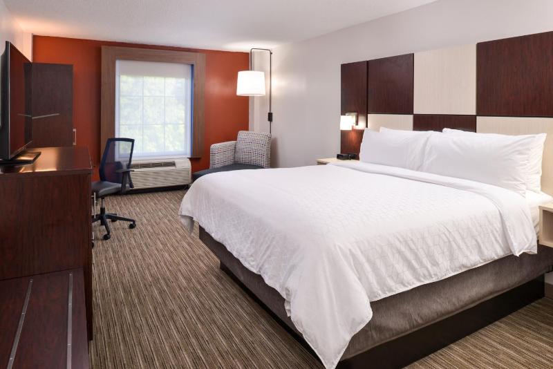 Standard King Room image 3