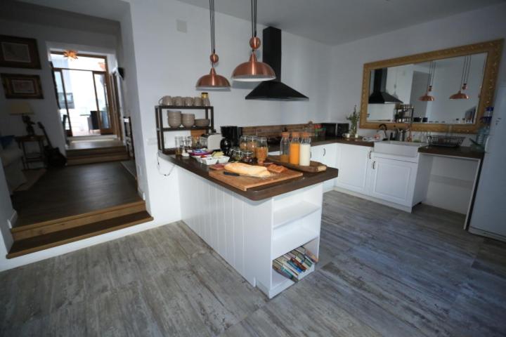 Seven-Bedroom House image 4