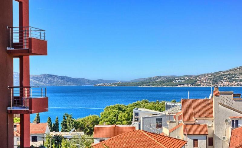 Three Bedroom Apartment with Pool image 3