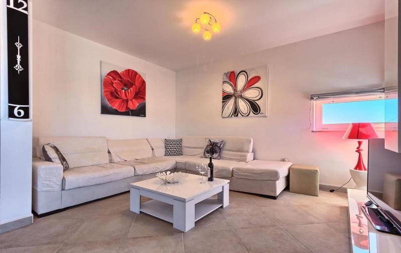Three Bedroom Apartment with Pool image 2