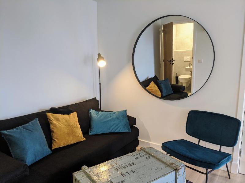 Family Room with City View  image 4