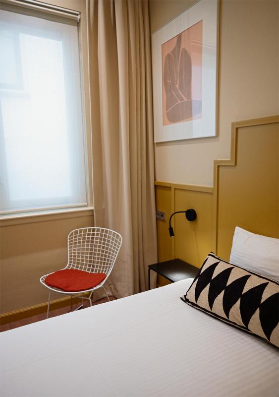 Standard Twin Room image 4
