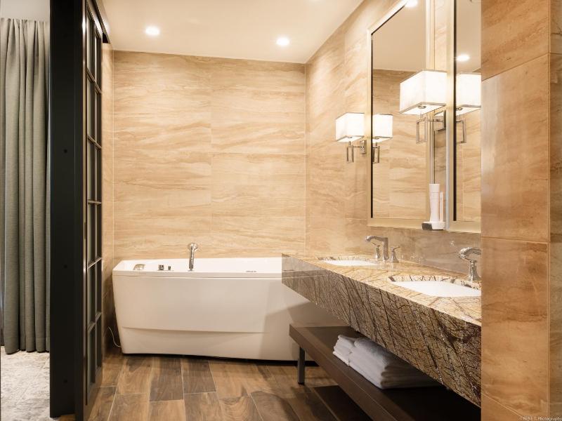 Suite with access to the V Spa water and sauna area image 4