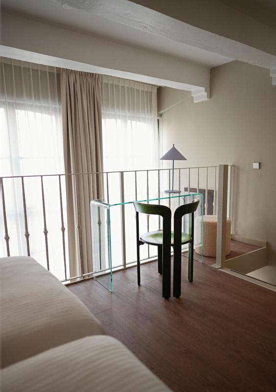 Deluxe Quadruple Room with Canal View image 3