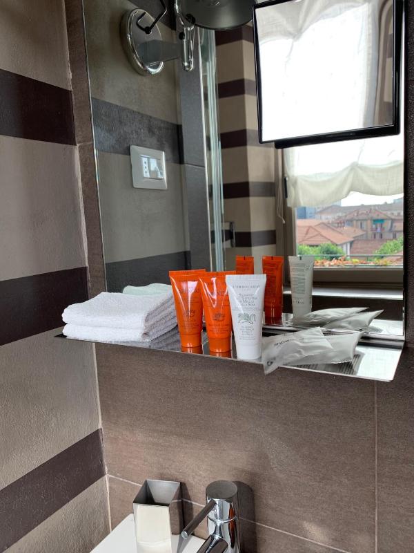 Standard Double or Twin Room image 4