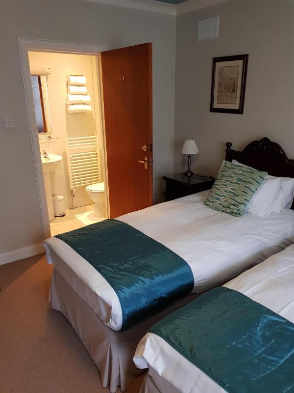 Twin Room with Private Bathroom image 2