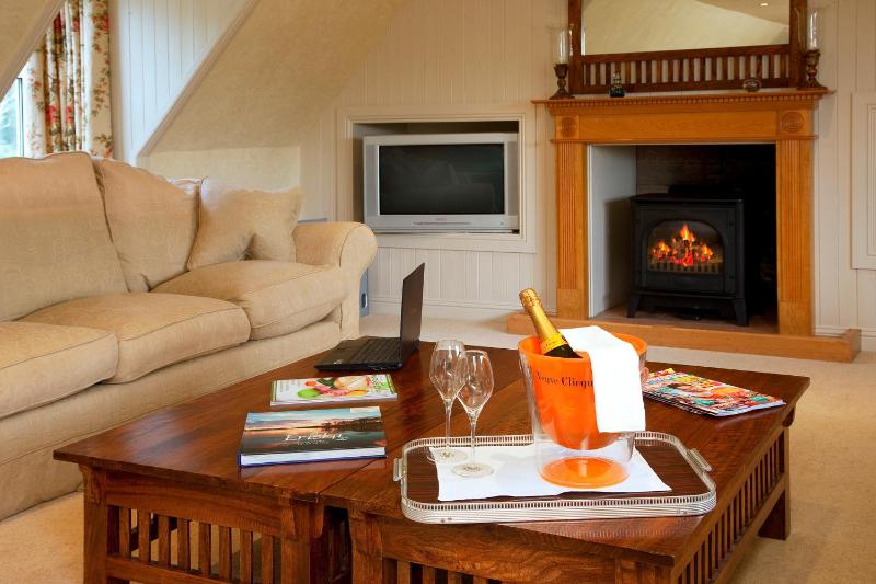 Two-Bedroom Cottage image 3