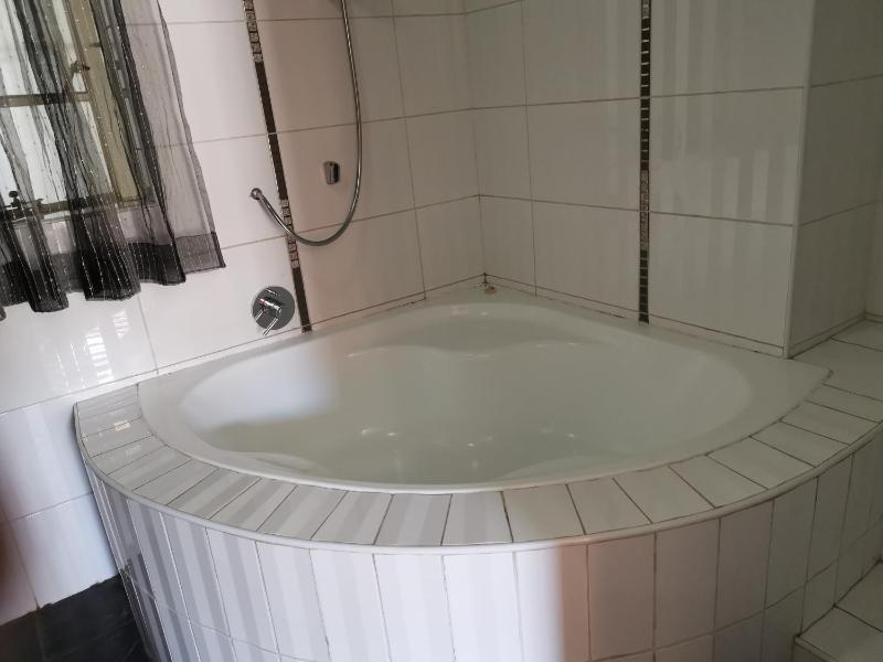 Erasmus manor Guest House - image 7