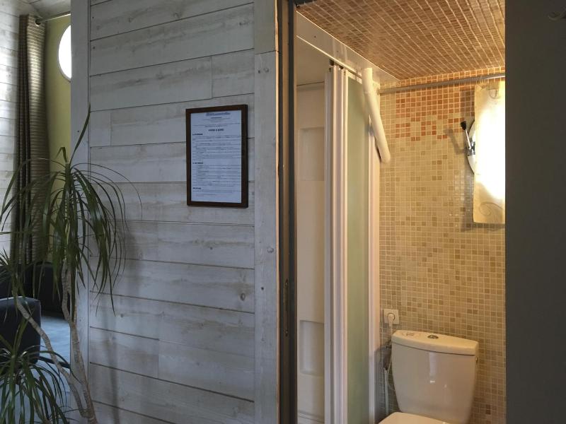 Apartment with Shower image 3