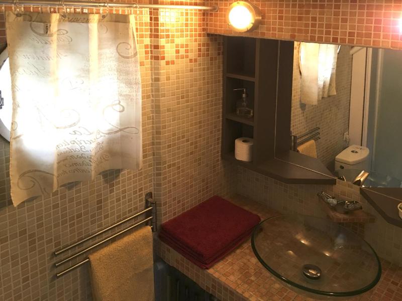 Apartment with Shower image 4