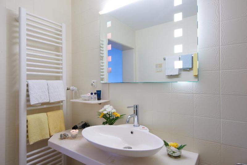 Double Room image 3