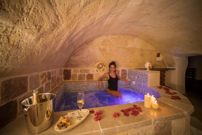 Suite with Hot Tub image 2
