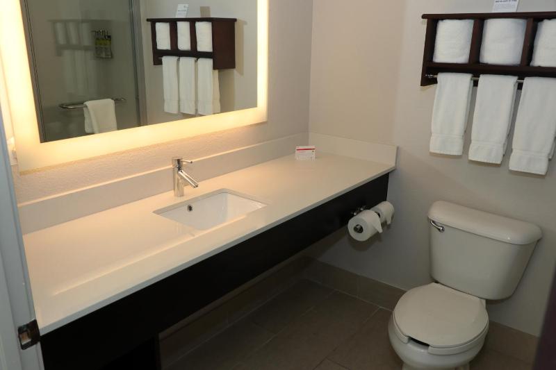 Standard King Room image 3