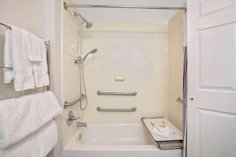 King Room with Bath Tub - Mobility/Hearing Accessible - Non-Smoking image 3