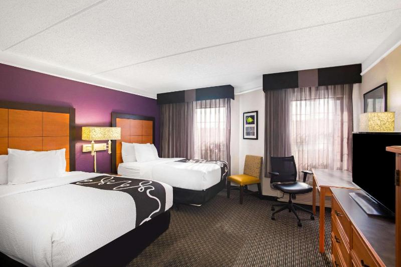 Deluxe Double Room with Two Double Beds - Non-Smoking image 2
