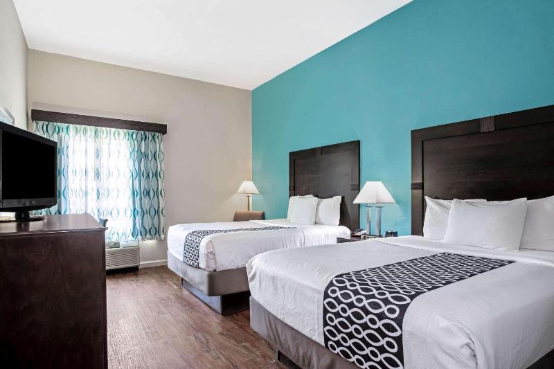 Deluxe Queen Room with Two Queen Beds image 4