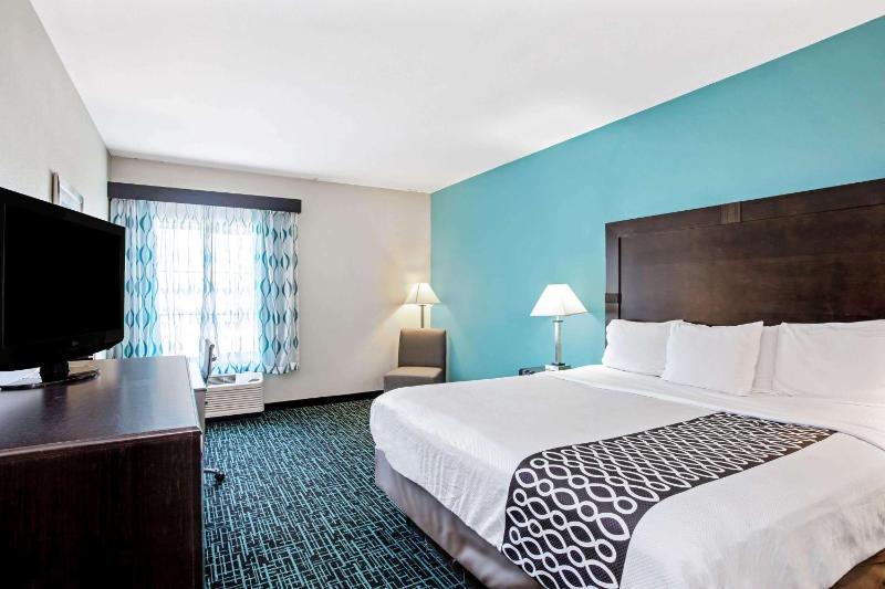 King Room with Bath Tub - Mobility/Hearing Accessible - Non-Smoking image 3