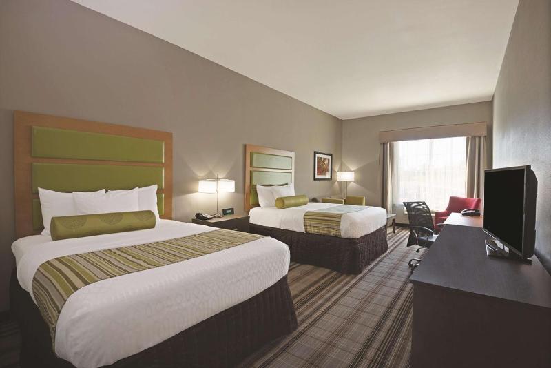 Executive Queen Room with Two Queen Beds image 2