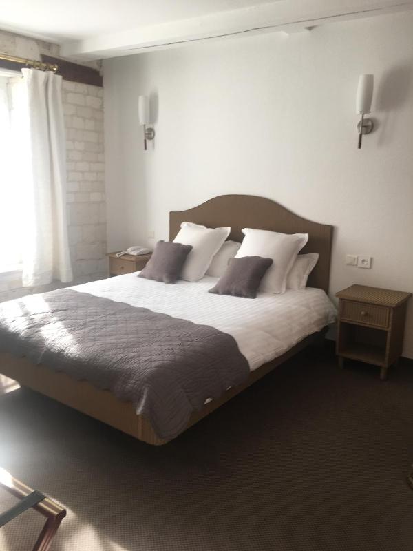 Standard King Room image 2